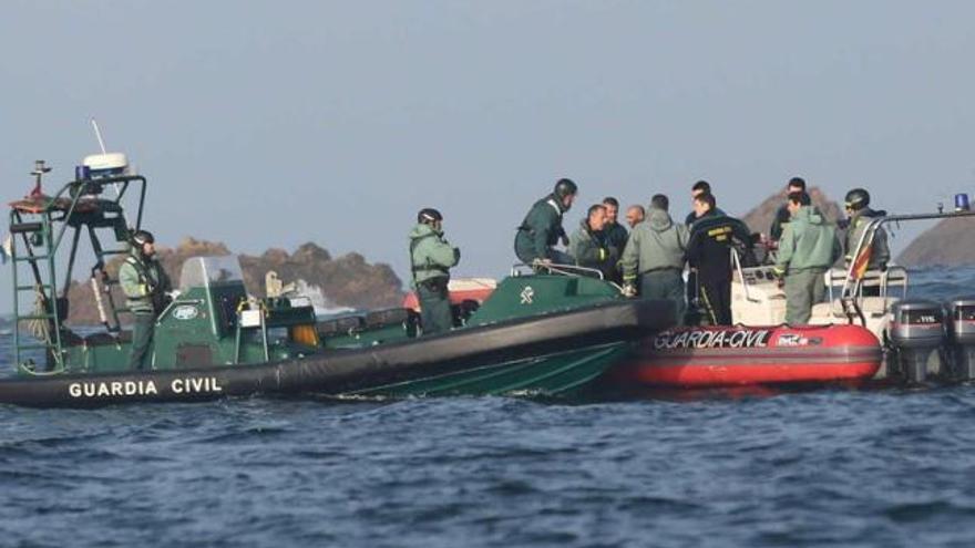 Los buzos de la Guardia Civil, durante el rastreo en Peñas.