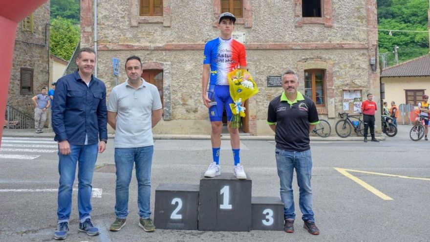 De izquierda a derecha, Álvaro González, concejal del Ayuntamiento de Mieres, Fernando Bobes, vicepresidente de la FCPA, Darío Gimeno, vencedor del trofeo y Floren, del CC Montellosorio. | Cedida a LNE