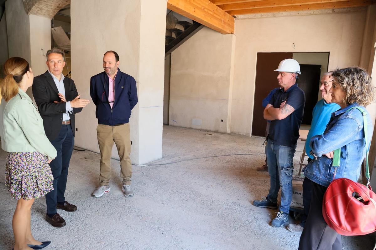 Fulgencio Gil y Rosa Medina visitaban este jueves las obras en la plaza.