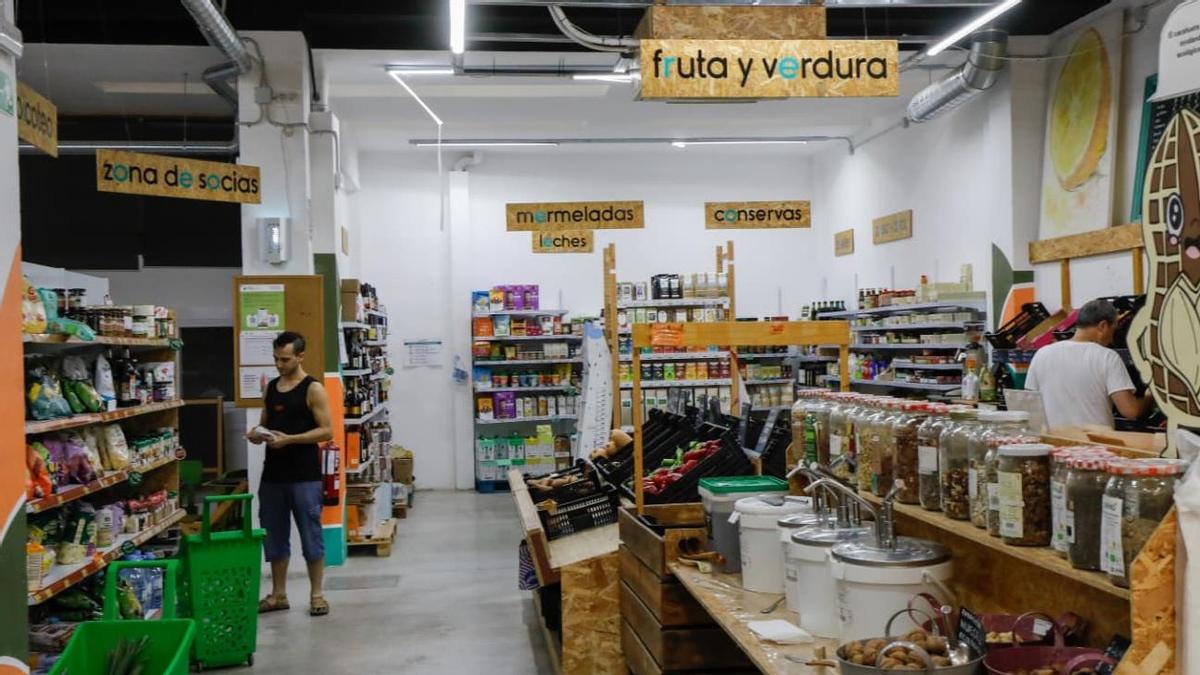 El supermercado cooperativo donde los tomates saben a tomate: "Aquí no hace falta mirar las etiquetas"