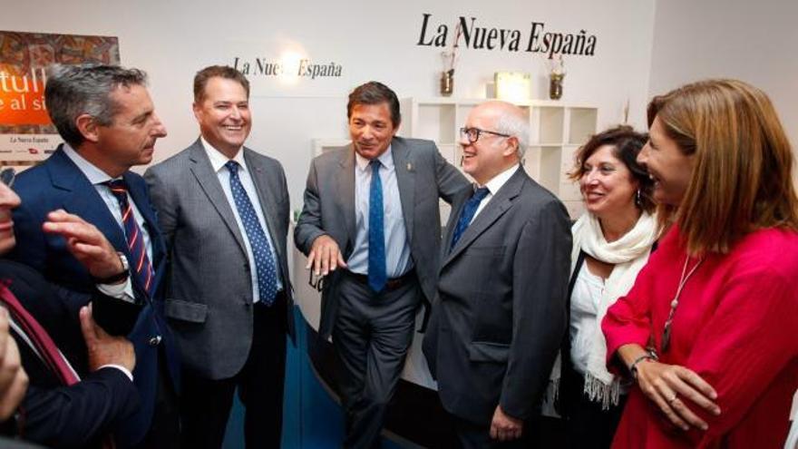 El Presidente del Principado, Javier Fernández, visita el stand de LA NUEVA ESPAÑA en la Feria de Muestras