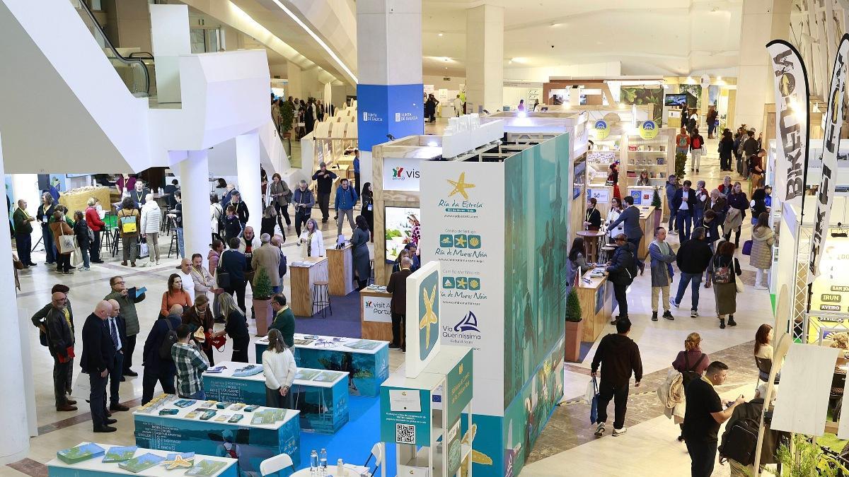 Vista del interior del recinto con numerosos stands