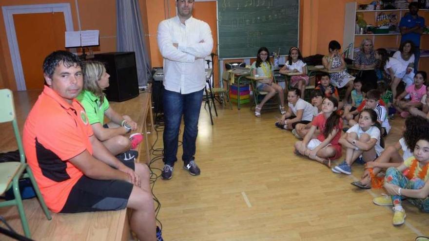 El decatleta consiguió captar la atención de alumnos de todas las edades. // N. Parga