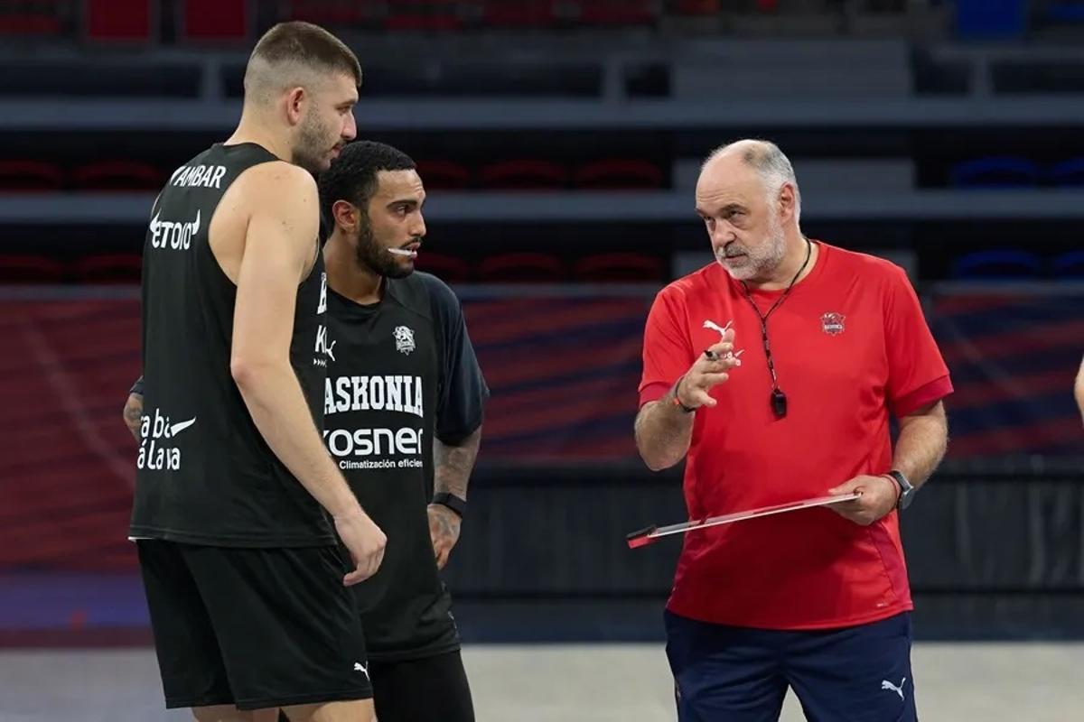 Laso, dando instrucciones a sus jugadores en un entrenamiento