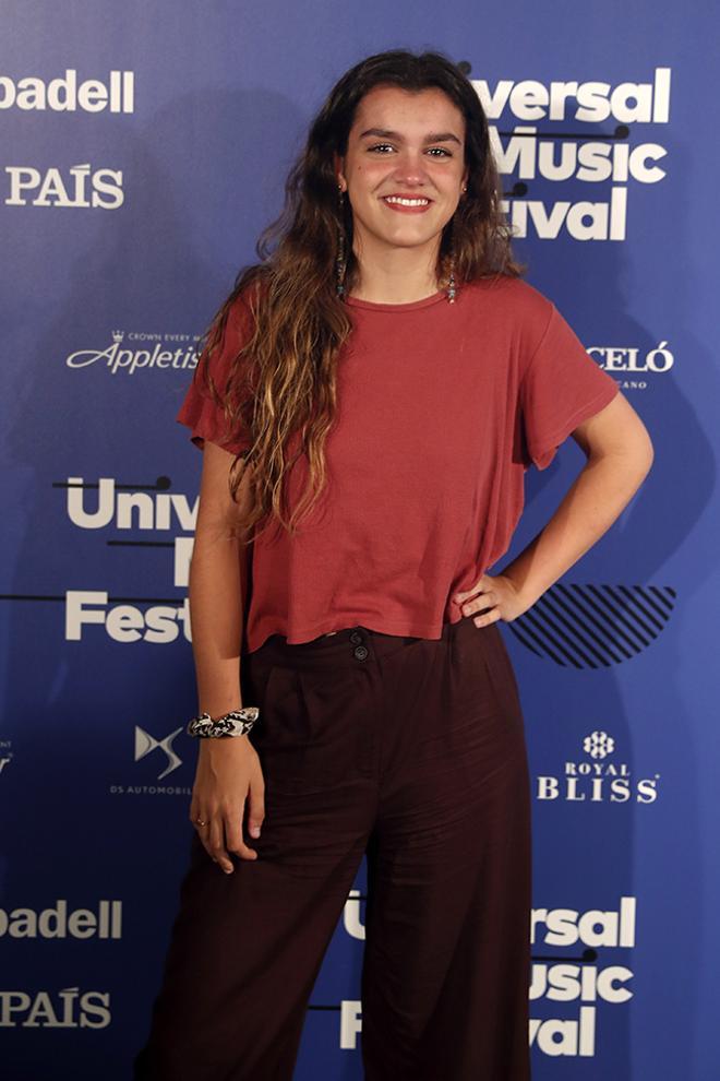Amaia Romero, com camiseta y pantalón ancho, en el Universal Music Festival