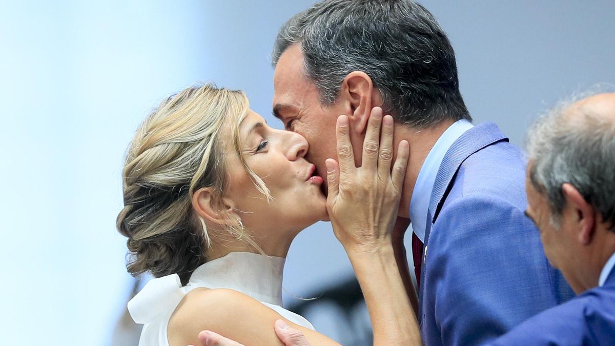 Saludo entre el presidente del Gobierno, Pedro Sánchez, y la vicepresidenta segunda, Yolanda Díaz.