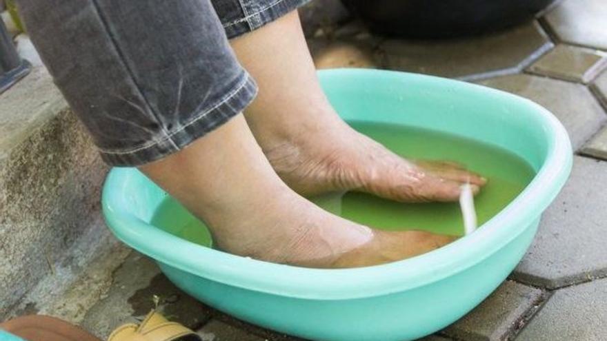 Sumergir los pies en vinagre, la nueva tendencia que arrasa: estos son sus beneficios