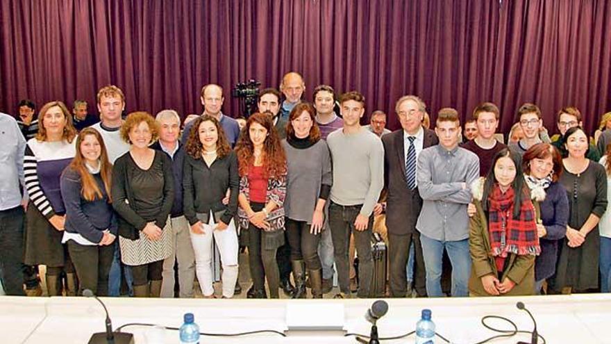 La presidenta, Francina Armengol, ayer con los trece alumnos que lograron el premio Balearskills.