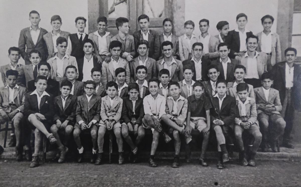 Abraham Cárdenes, entre sus compañeros del colegio.