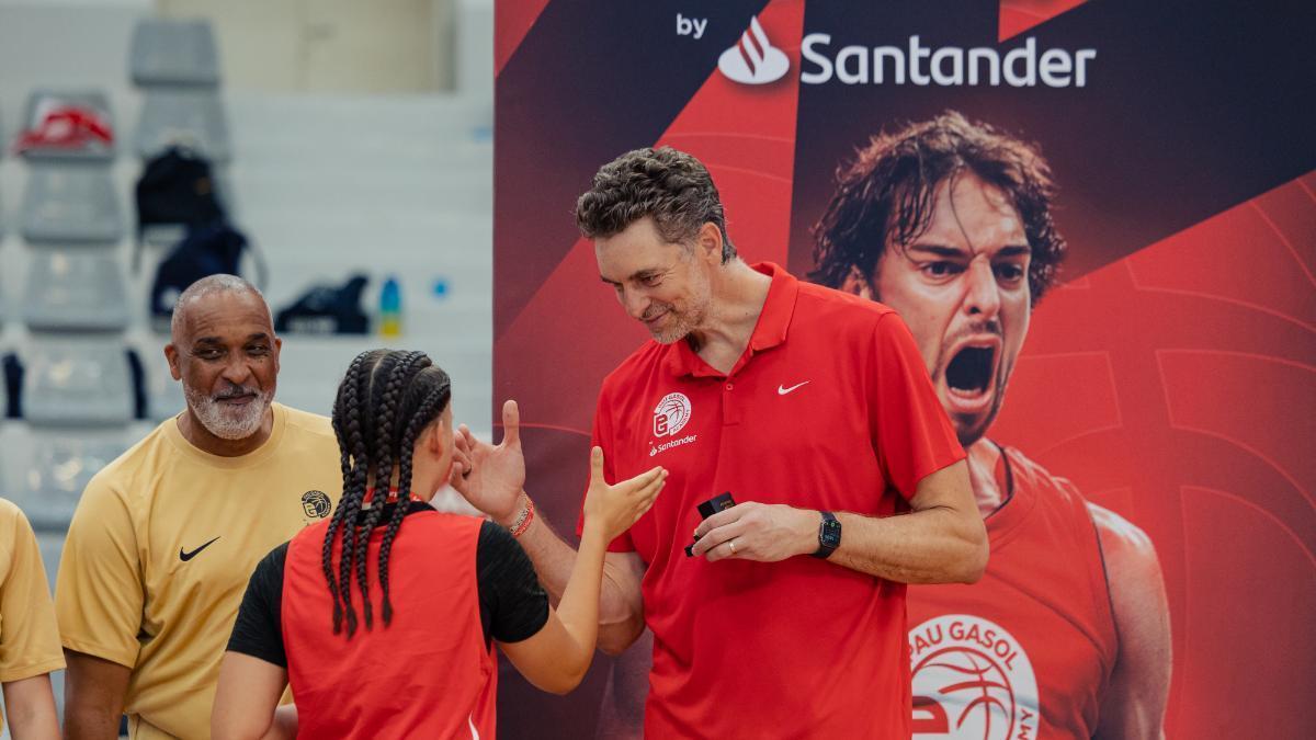 Pau Gasol disfrutó como un chaval más en Cornellà