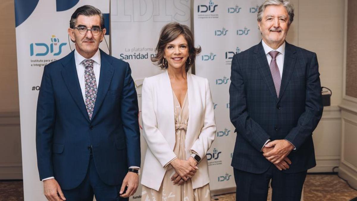 De izq. a dcha., Juan Abarca, presidente de la Fundación; Marta Villanueva, directora general y Ángel de Benito.