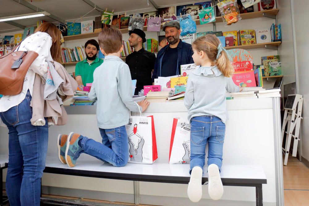 Último día de la 53.ª Feria del Libro de València celebrada en los jardines de Viveros.