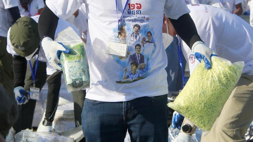 Camboya destruye cinco toneladas de sustancias para fabricar drogas en una operación antidroga