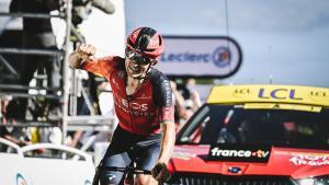 Michal Kwiatkowski logra la victoria en solitario en el Grand Colombier.