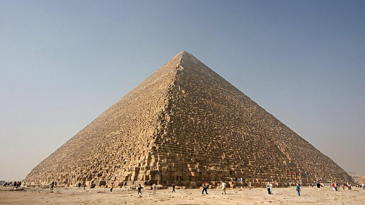 La gran piramide de Giza en 2005