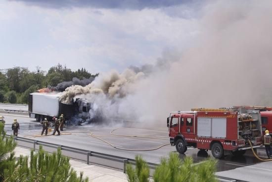 Incendi d''un camió a l''AP7