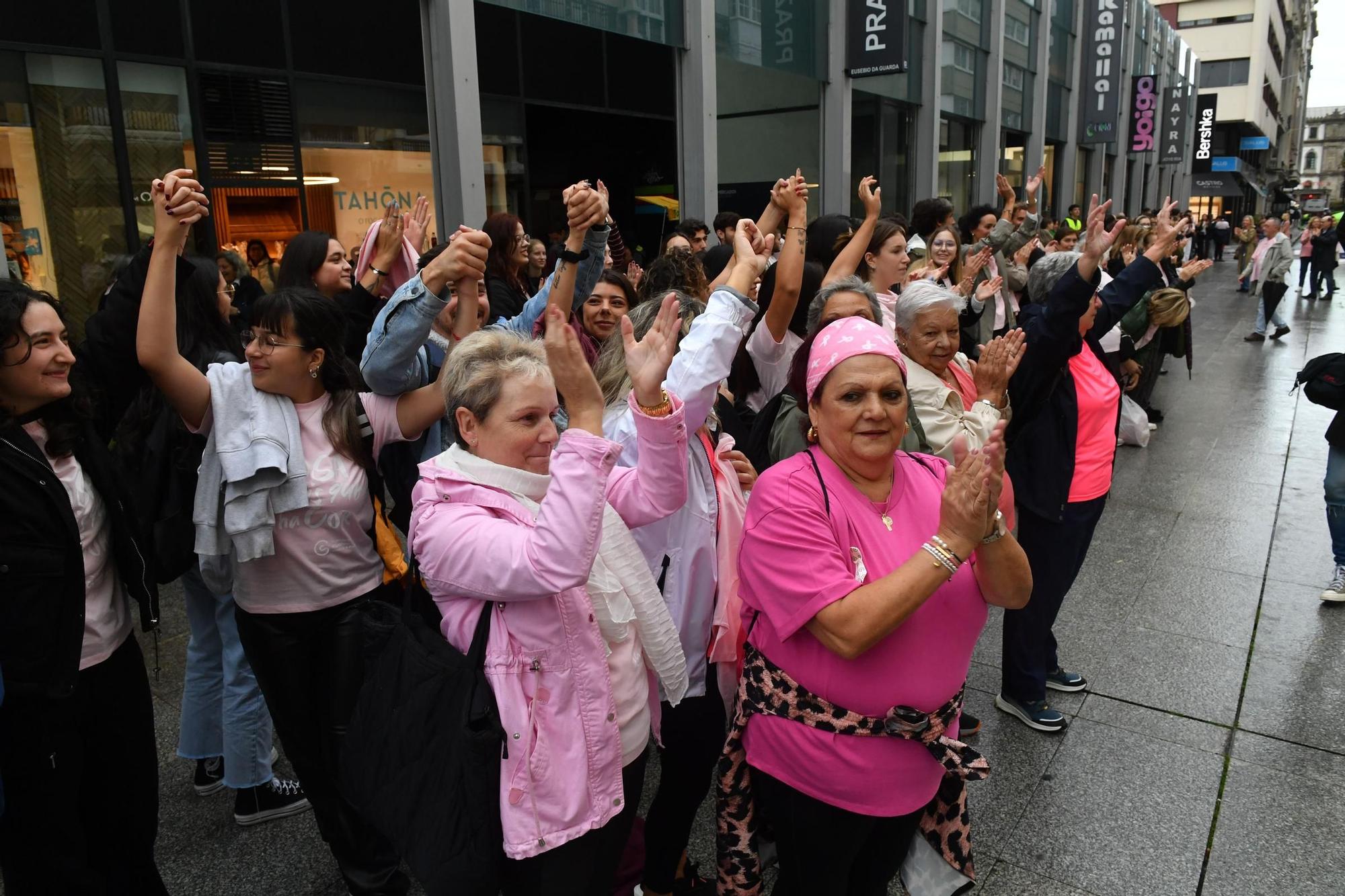 Una cadena humana conmemora el Día mundial contra el cáncer de mama