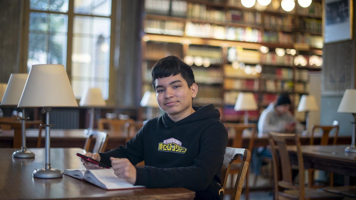 Marcos Vasquez, de 18 años y originario de Honduras, en la biblioteca de la Escola del Treball en la Escuela Industrial.