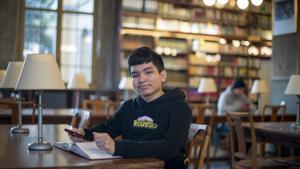 Marcos, de 18 años y originario de Honduras, en la biblioteca de la Escola del Treball en la Escuela Industrial.