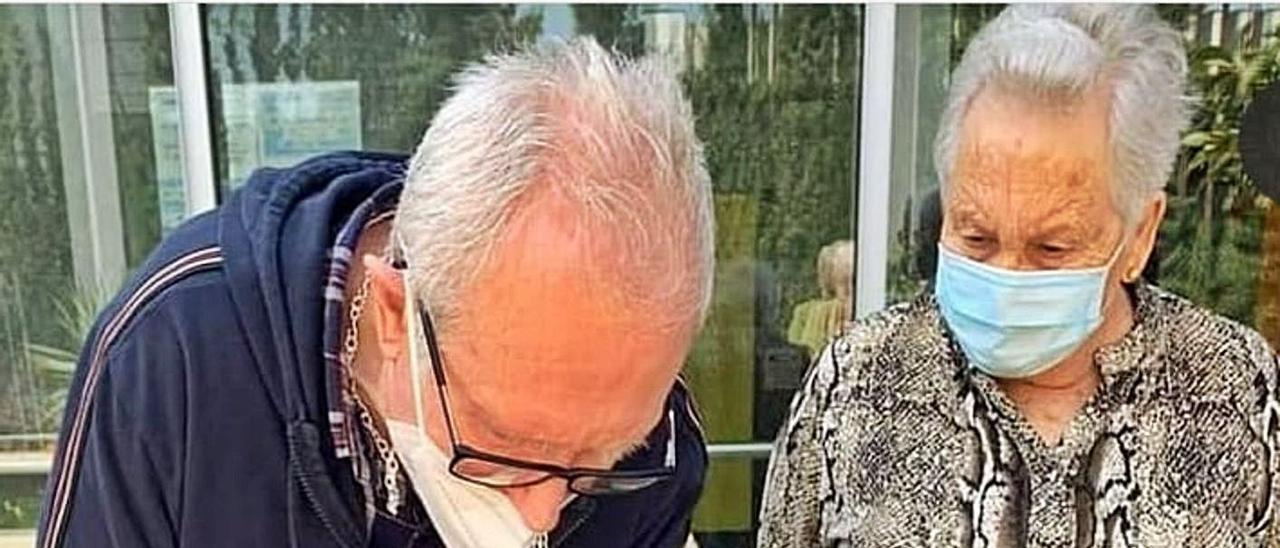 Un usuario de AFAE, junto a Carmen, voluntaria del centro, en un taller cognitivo