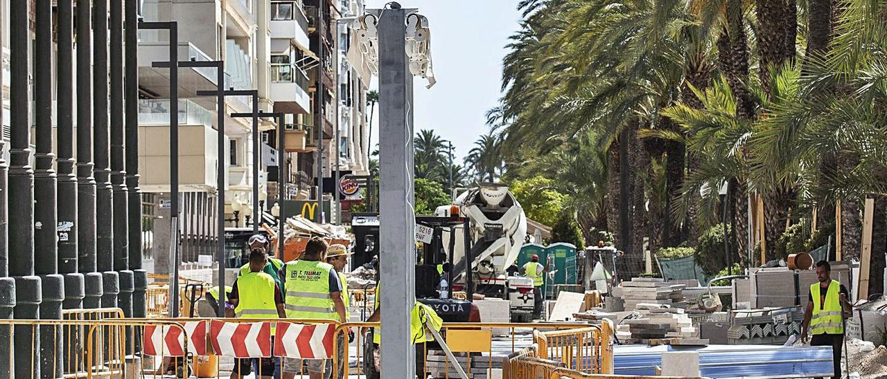 Operarios a la altura del casino y las vallas que separan la parte acabada del futuro carril-bici. |