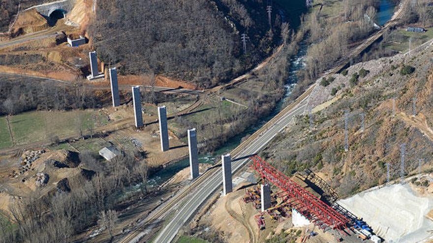 Vista aérea de los emboquilles del túnel en la vertiente asturiana de la variante.