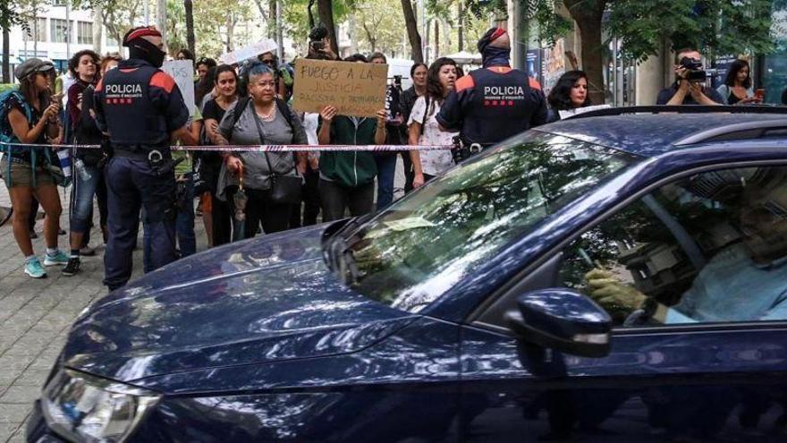 María entrega a su hija a los Mossos en el rellano del consulado de Uruguay