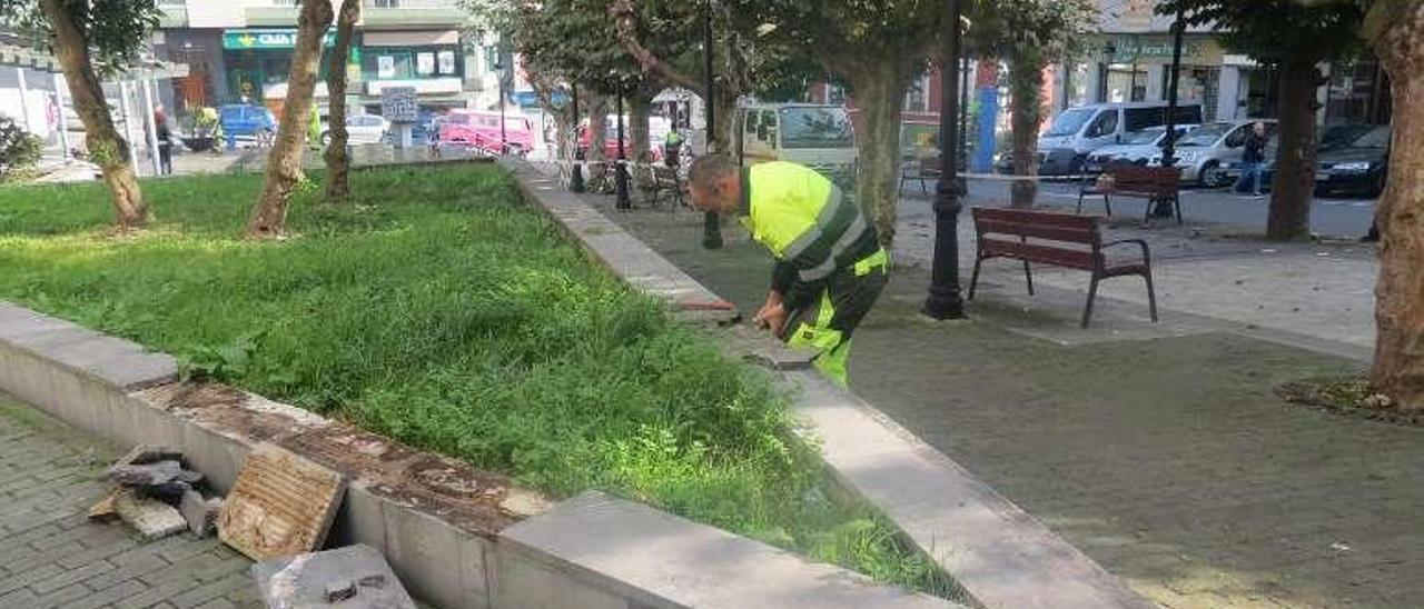 Un empleado municipal repara el muro de La Baragaña.