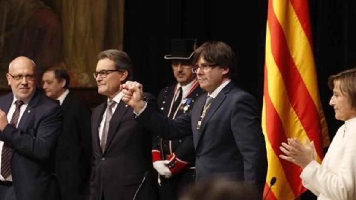 Carles Puigdemont junto a Artur Mas y Carme Forcadell, en la toma de posesión.
