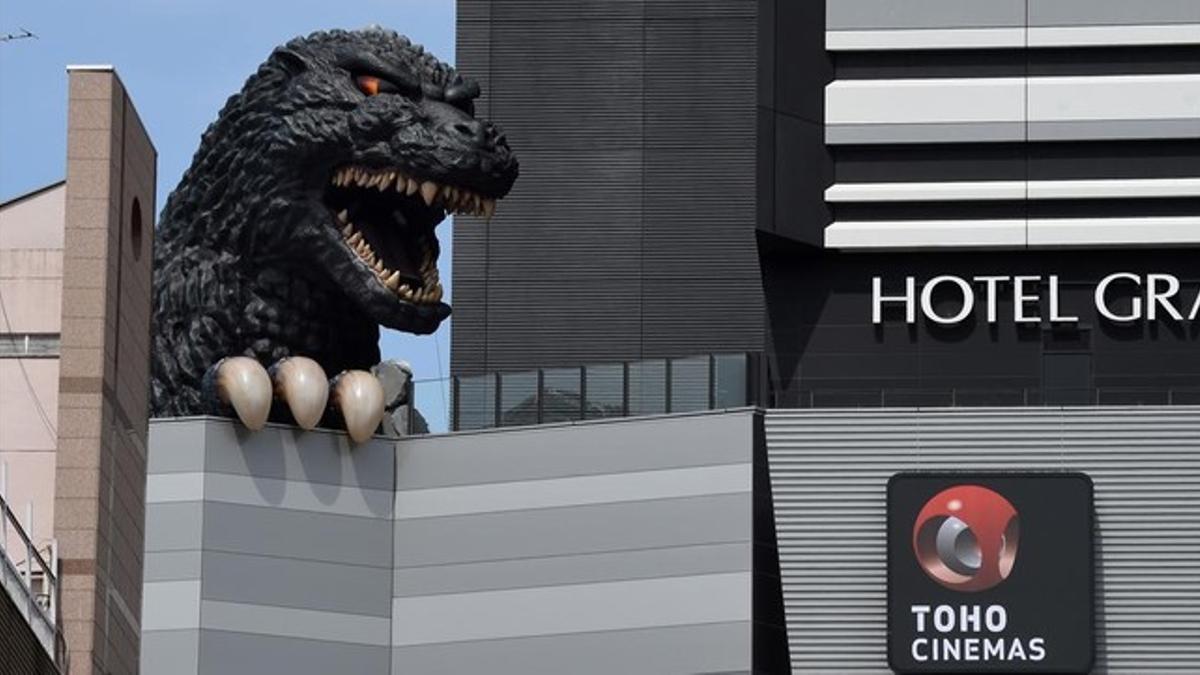 La cabeza de Godzilla, asomada desde la azotea de un hotel y cine de Tokio.