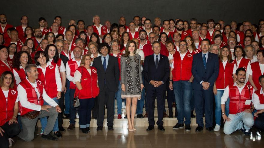 La Reina Letizia preside el acto del Día Mundial de la Cruz Roja en Sevilla, rodeada de voluntarios. / EFE