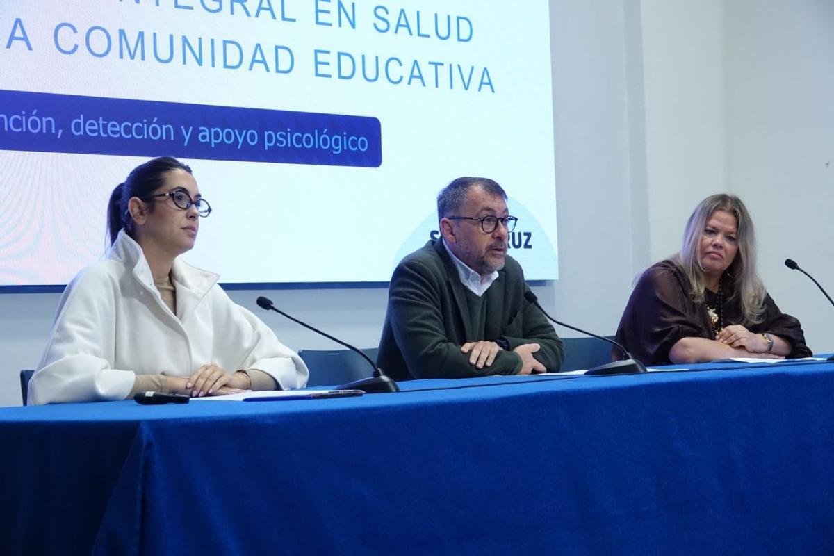La edil de Juventud y Educación, el alcalde de Santa Cruz y la presidenta del Colegio Oficial de Psicólogos de Tenerife.