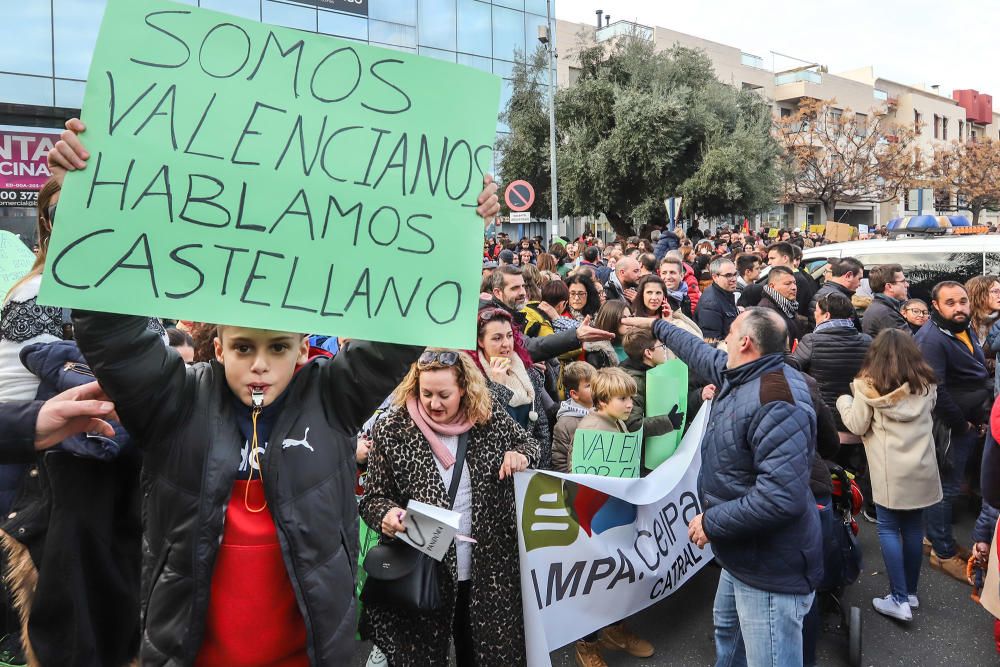 Veinte mil personas reclamaron ayer en las calles de Orihuela la derogación de la ley de Plurilingüismo