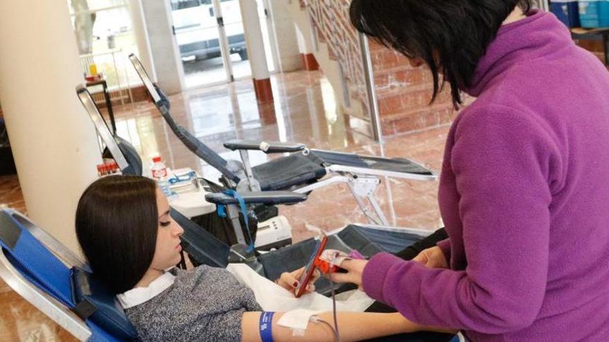 Una joven durante una donación