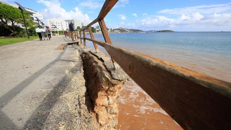 El muro que separa la playa del paseo, a punto de desplomarse. | VICENT MARÍ