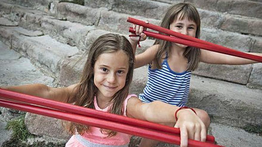 Mariona Gómez i Joana Tristany seran les primeres nenes que protagonitzaran el ball de bastons de Cardona