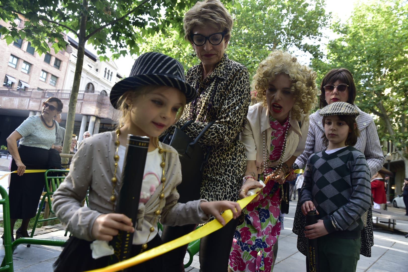 El Passeig torna a acollir les 'cadires de la Rosita', que s'han estrenat amb una acció teatral