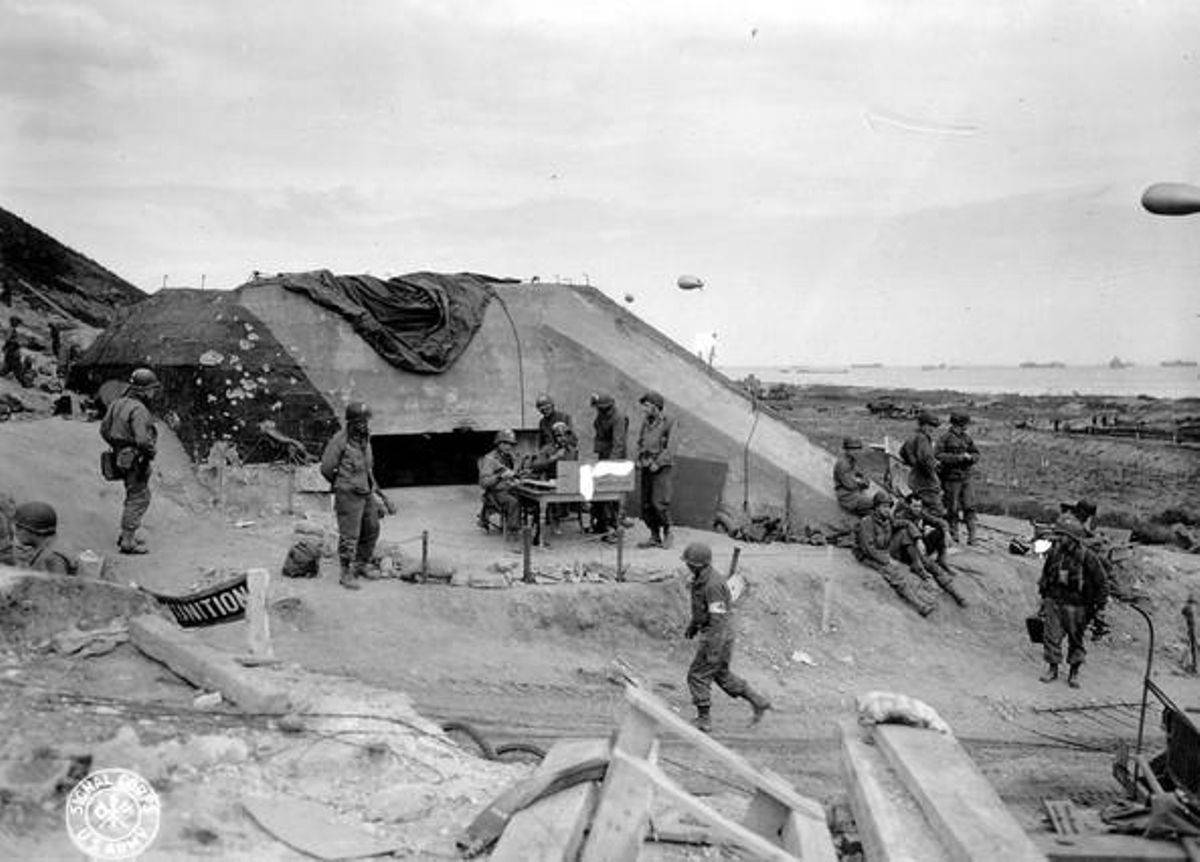 Soldats davant un búnquer a la platja d’Omaha.