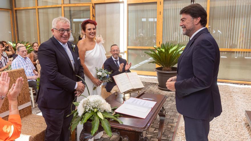 Así ha sido la boda de dos exconcejales de Ciudadanos en Alicante: en Alcaldía y oficiada por Barcala