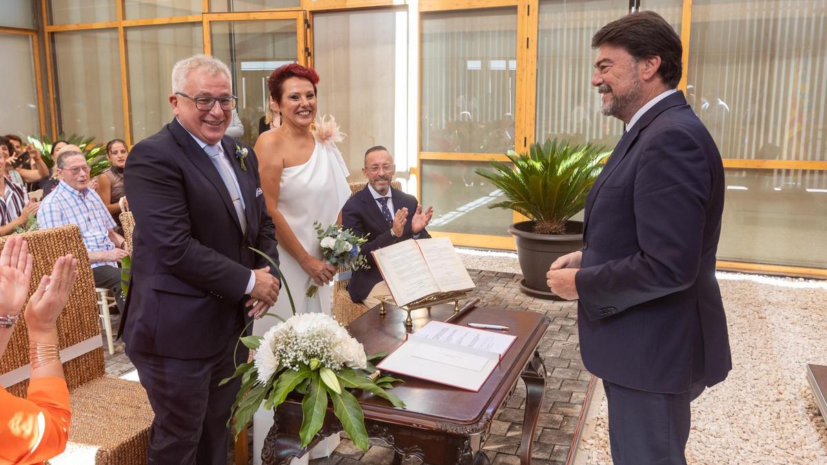 Dos exconcejales de Ciudadanos se casan en Alicante: en Alcaldía y oficiada por el alcalde Barcala