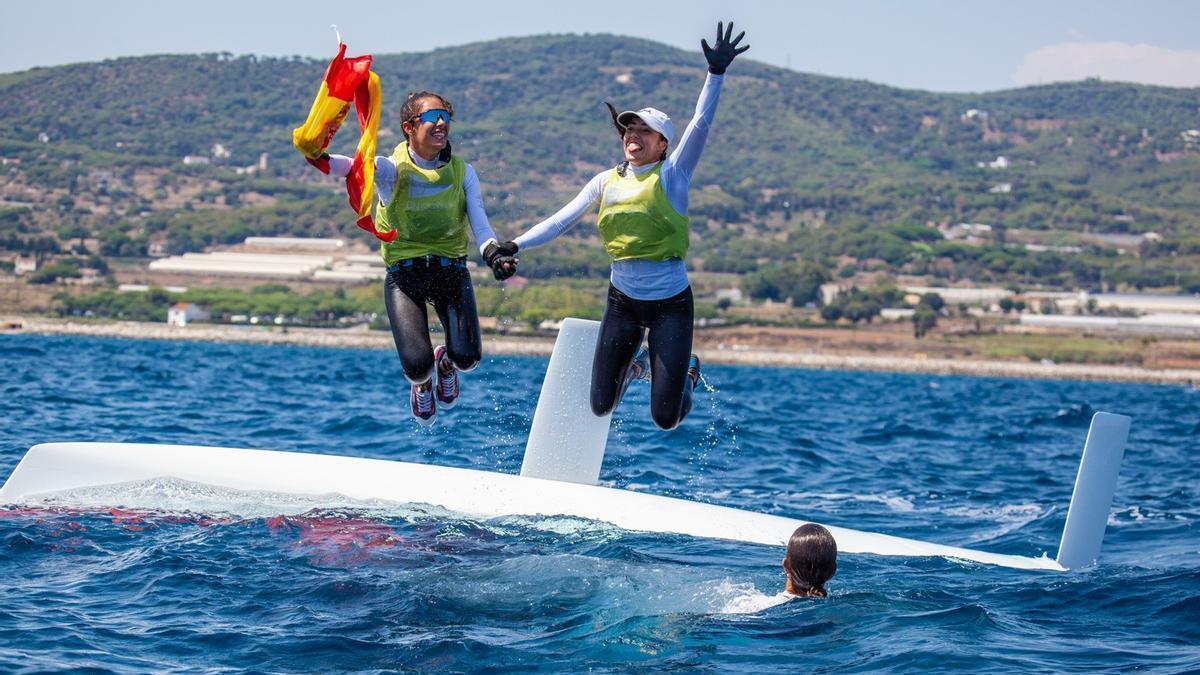 Las hermanas Laiseca celebran su título mundial arrojándose a las aguas del mar Mediterráneo