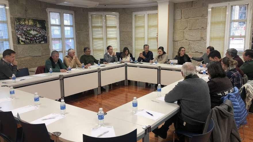 Encuentro en la sede del PP entre cargos del partido y los vecinos afectados. // Faro