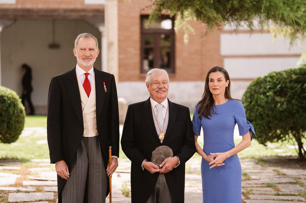 Gonzalo Celorio, junto a Felipe y Letizia tras condecorarle Premio Cervantes.