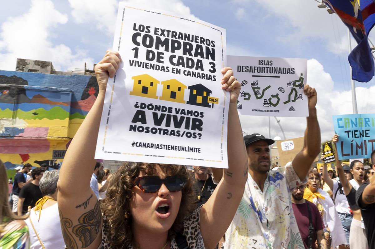 Manifestantes protestan contra el turismo en masa, en Las Palmas de Gran Canarias. 