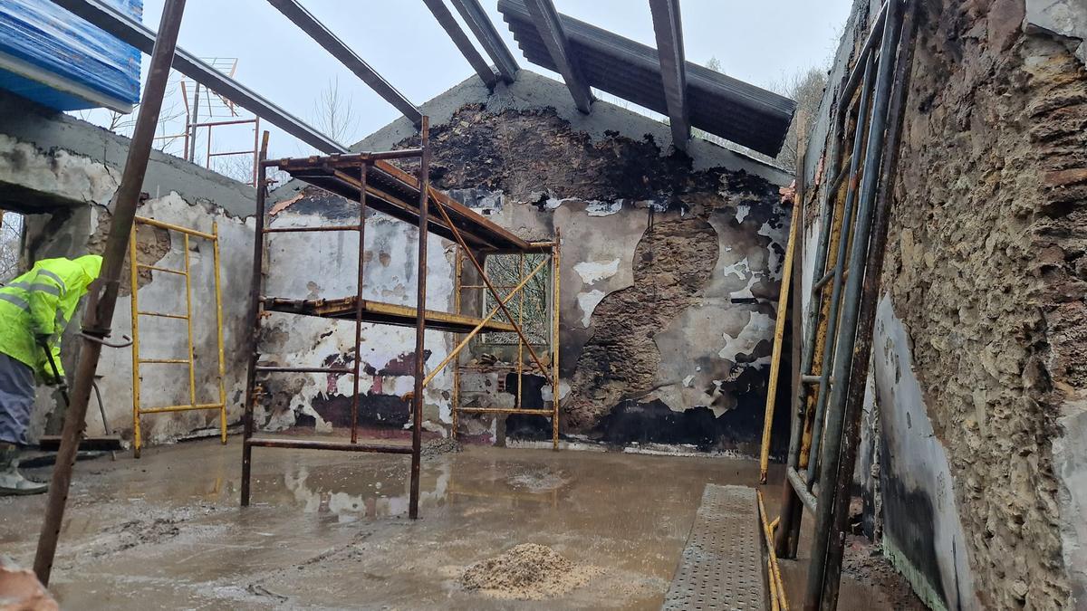 Labores de reconstrucción del tejado en la vivienda que ardió en Tordoia