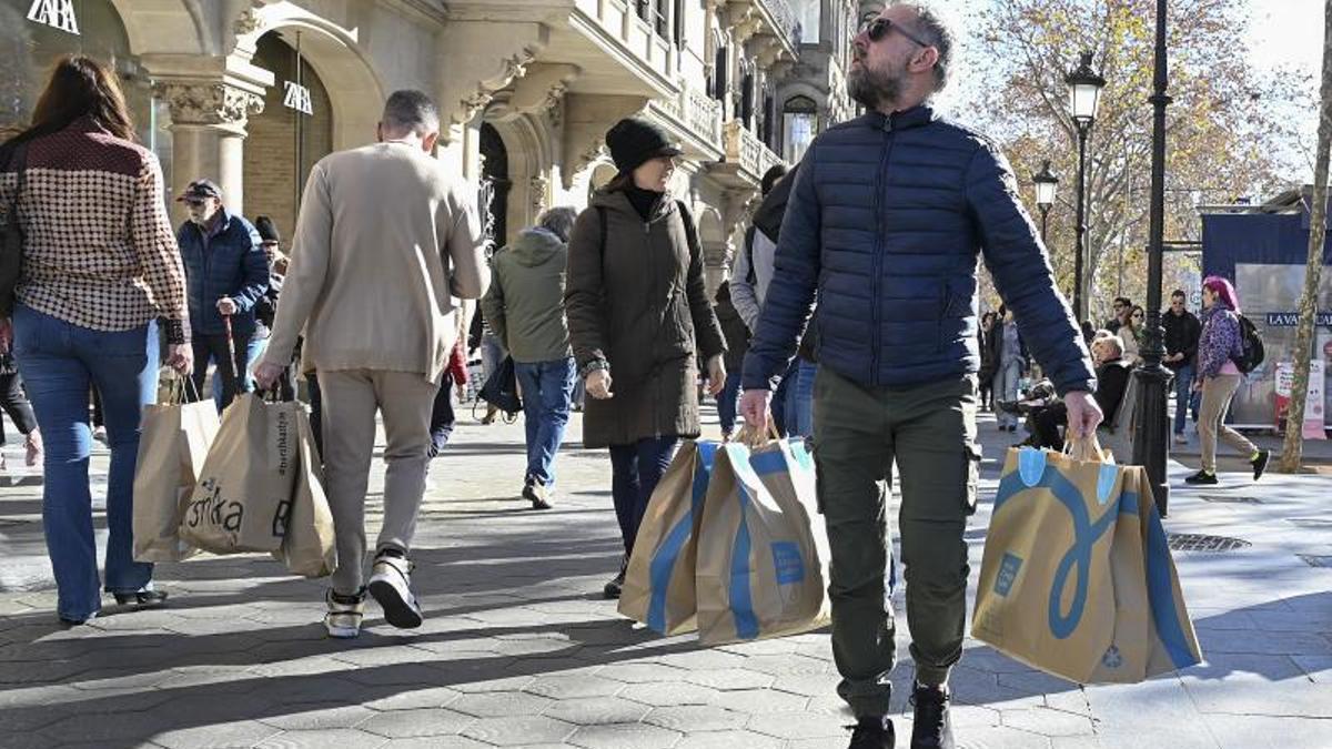 Consumidores durante la campaña de rebajas, en Barcelona.