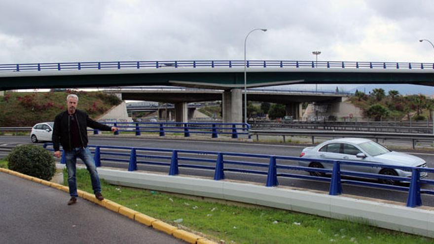 El presidente vecinal, Miguel Millán, ayer, en el lugar donde se encuentra el túnel.