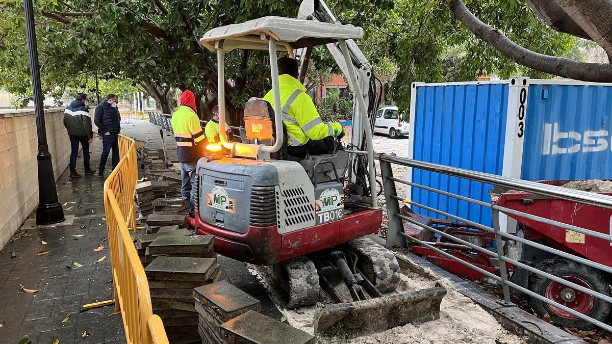 Operarios trabajando en el parque fluvial.