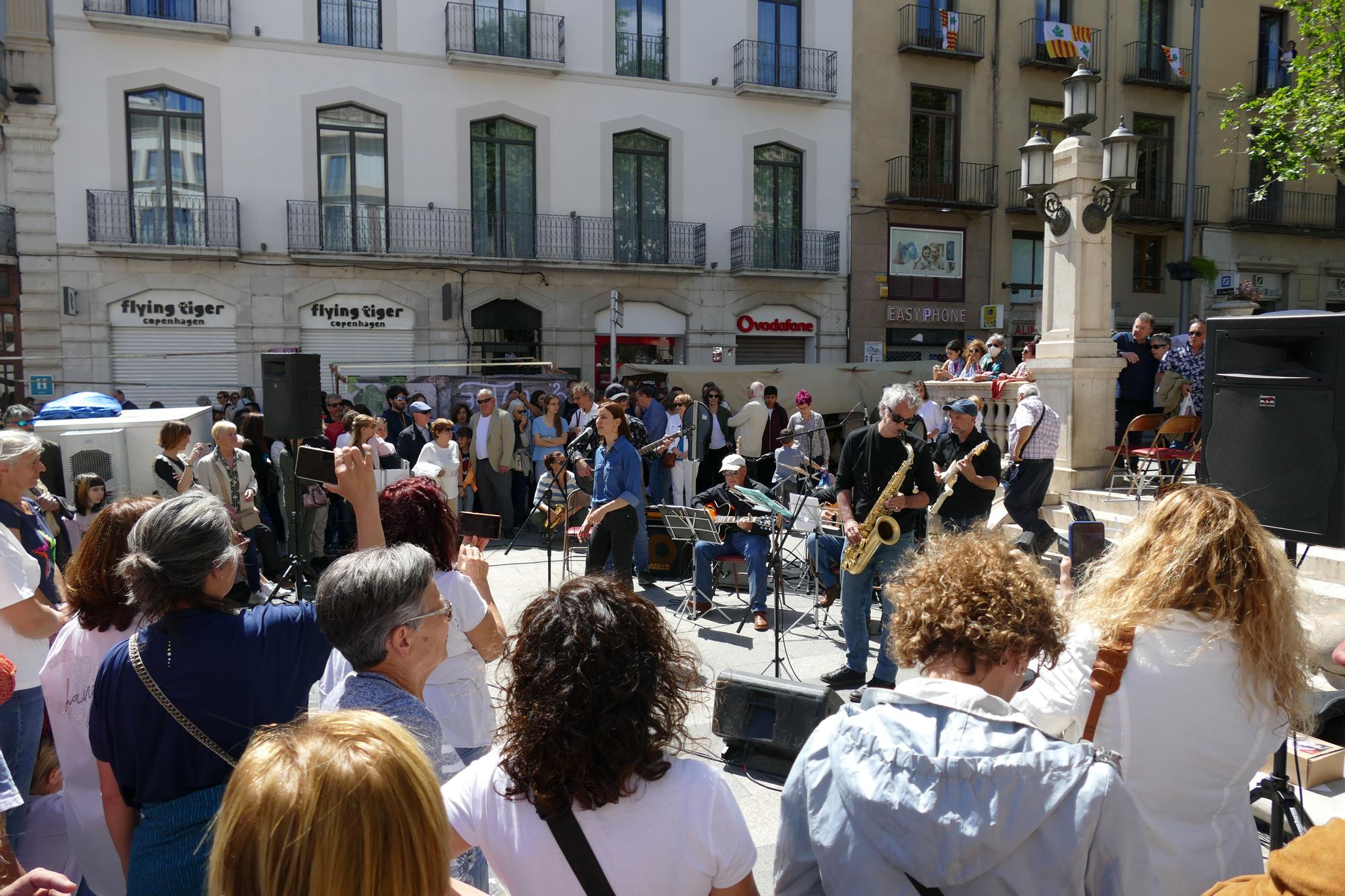 Carrers plens de gom a gom per les fires de l'1 de maig