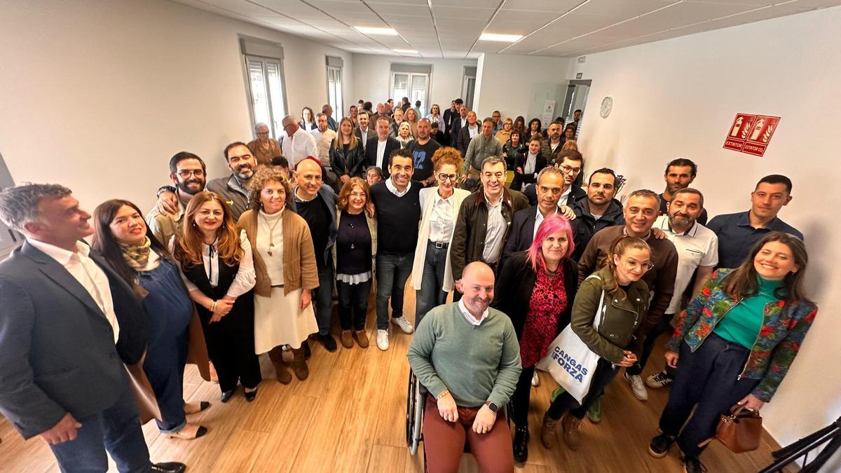 Decenas de militantes y simpatizantes asistieron ayer a la presentación de la nueva gestora del PP en Cangas.
